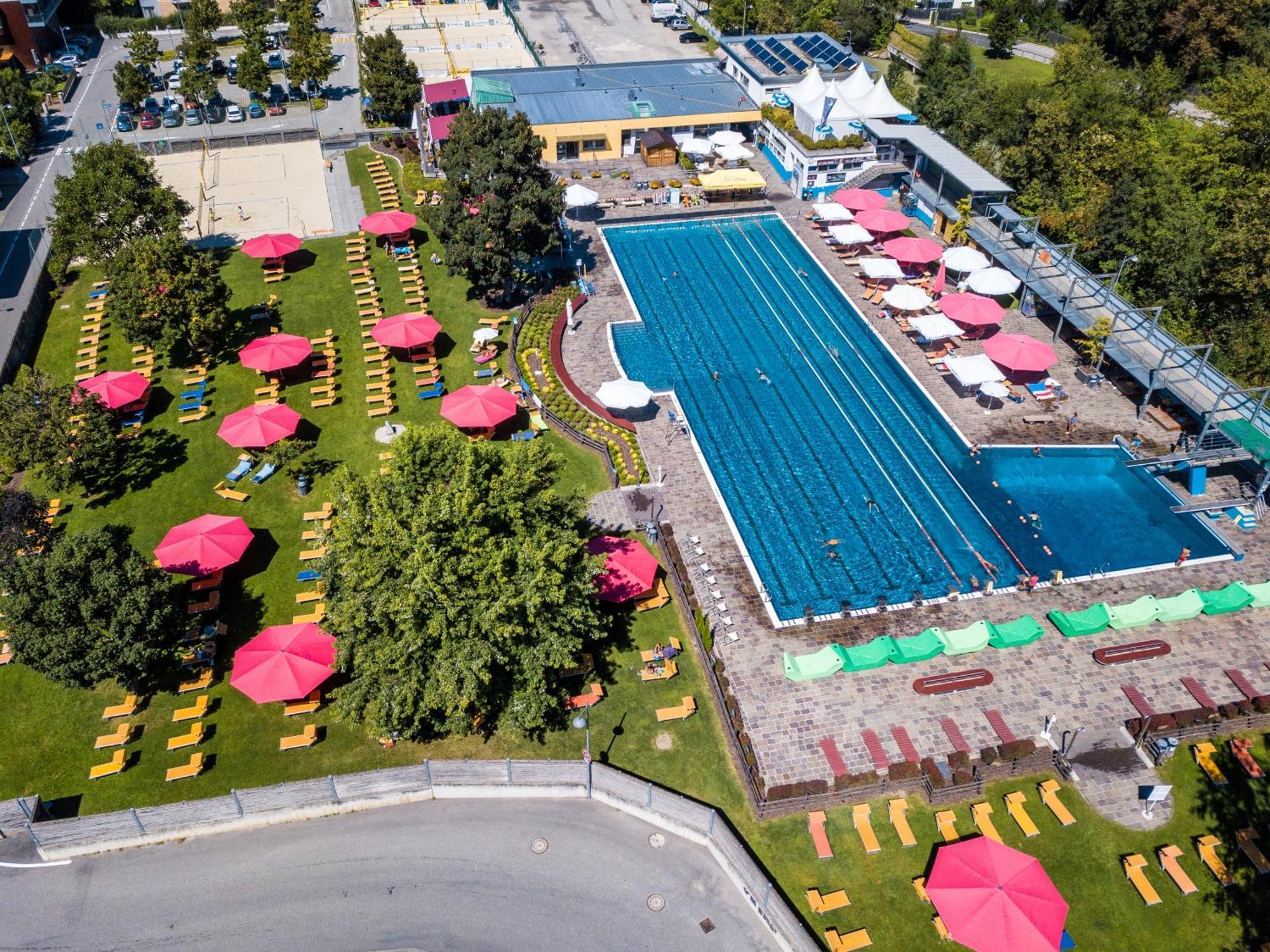 Alping Apartments Brunico Bagian luar foto