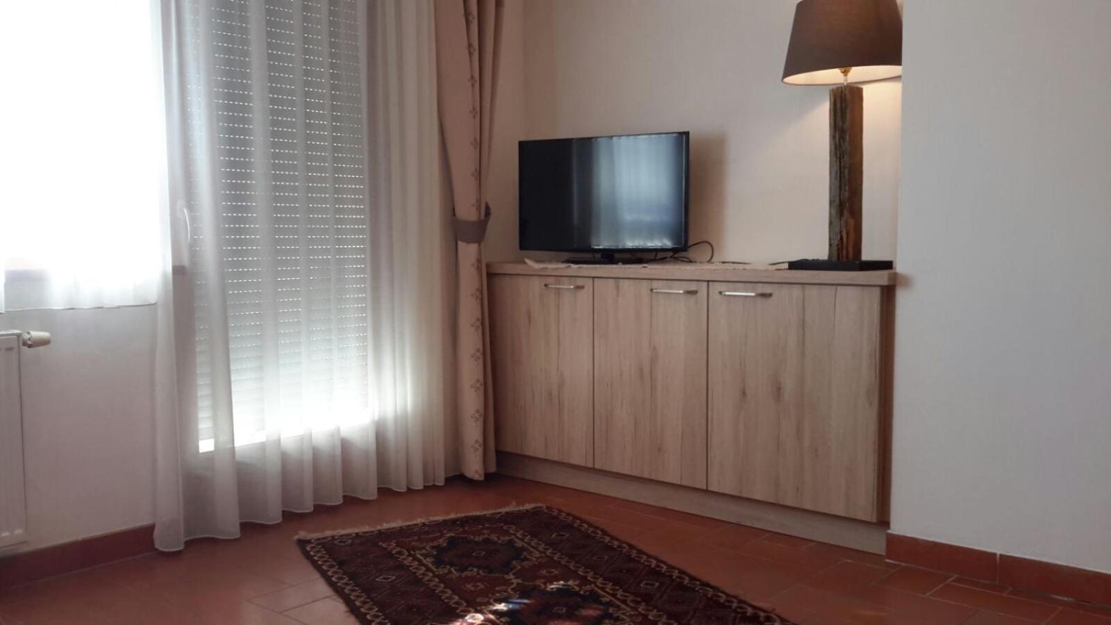 Alping Apartments Brunico Bagian luar foto